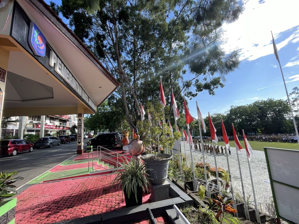 Aparatur sipil negara lingkup Pemerintah Kota Jayapura usai melakukan giat apel pagi di kantor Wali Kota Jayapura, Papua, Senin (11/12/2023).
