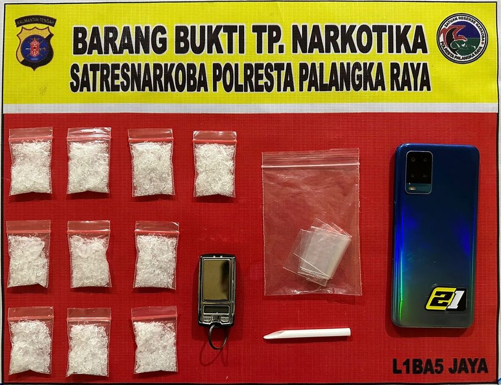 Sejumlah barang bukti yang disita petugas Kepolisian Resor Kota Palangkaraya yang berupa sejumlah sabu seberat 50 gram lebih, Kamis (13/7/2023).