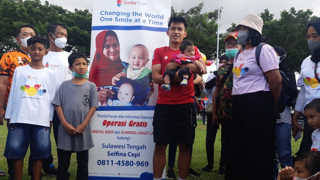 Pesepak bola Witan Sulaiman (baju merah) memberikan motivasi kepada anak-anak bibir sumbing di Kota Palu, Sulteng, Jumat (14/1/2022). Kampanye berhenti perundungan terhadap penyadang bibir sumbing masih terus diperlukan.
