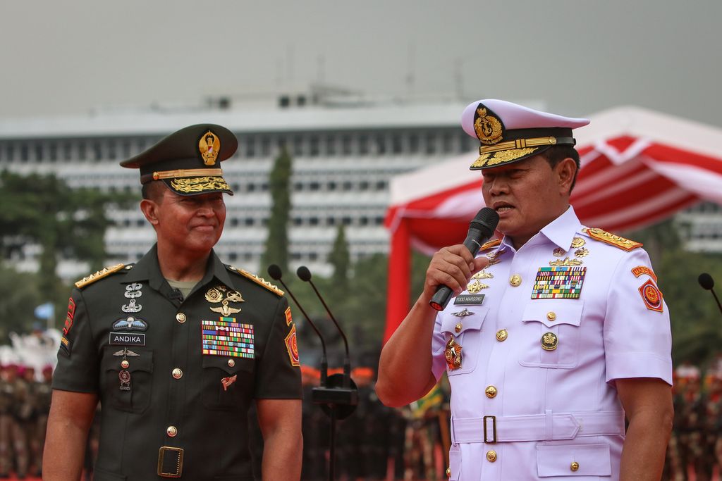 Panglima TNI Laksamana Yudo Margono (kanan) didampingi Jenderal Andika Perkasa memberikan keterangan pers setelah upacara serah terima jabatan Panglima TNI di Plaza Mabes TNI, Cilangkap, Jakarta Timur, Selasa (20/12/2022). 