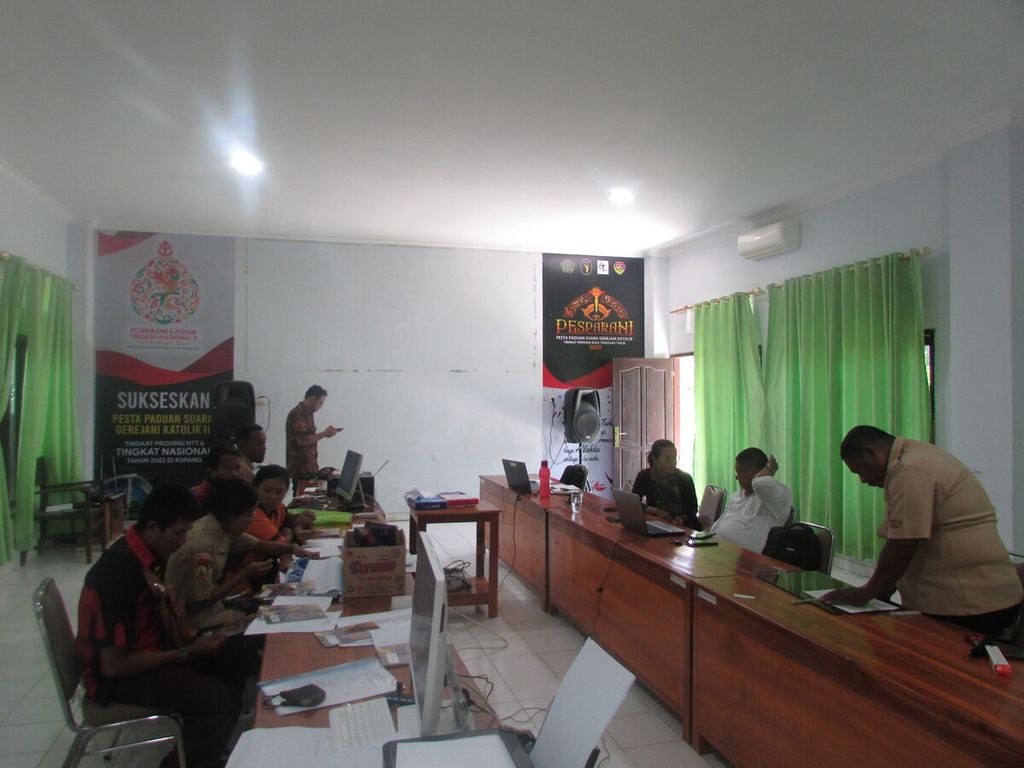 Sejumlah anggota panitia Pesparani Tingkat Provinsi Nusa Tenggara Timur yang juga panitia Pesparani Nasional II sibuk bekerja di ruang Sekretariat Panitia Pesparani di Kupang, Jumat (2/9/2022). 