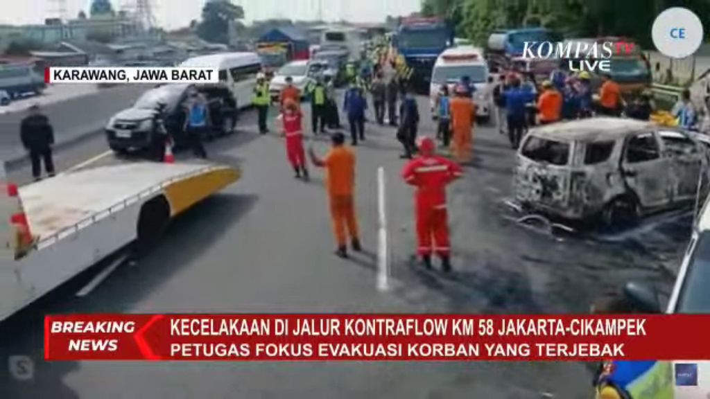 Petugas mengevakuasi mobil yang terlibat kecelakaan maut di Kilometer 58 Kabupaten Karawang, Jawa Barat, Senin (8/4/2024).