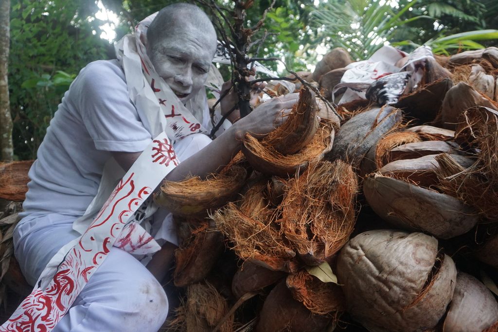Abdul Khafidz Amrullah berpantomim di atas tumpukan kulit kelapa kering di Kota Palangkaraya, Kalimantan Tengah, Sabtu (5/9/2020). Lewat pantomim, ia mengirim pesan kepada para pemimpin untuk lebih peduli terhadap lingkungan dan masyarakat adat.