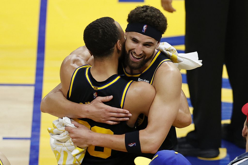 Pemai Golden State Warriors, Klay Thompson, memeluk rekannya, Stephen Curry, setelah Warriors mengalahkan Dallas Mavericks pada gim kelima final wilayah barat <i>playoff</i> NBA di San Francisco, Kamis (26/5/2022).  