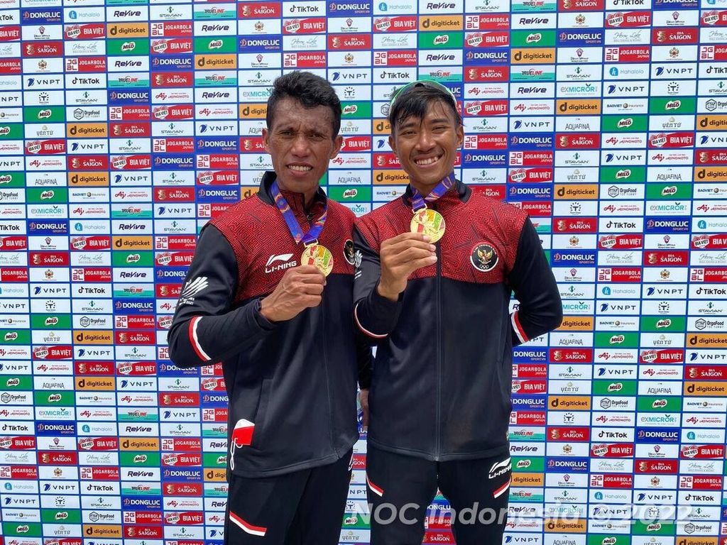 Atlet rowing Indonesia, Kakan Kusmana dan Ardi Isadi, mempersembahkan emas pertama SEA Games 2021 bagi Indonesia di nomor <i>lightweight men’s double sculls</i>, Rabu (11/5/2022) siang, di Thuy Nguyen Hai Pong Aquatics Center, Hai Phong, Vietnam. Kakan dan Ardi mengalahkan dua pesaing mereka dari Filipina dan Vietnam