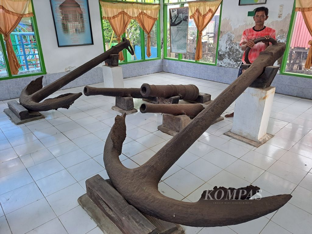 Dua jangkar besar dan tiga meriam peninggalan abad ke-17 di Museum Jangkar Raksasa Selayar, Kampung Padang, Kecamatan Bontoharu, Kepulauan Selayar, Sulawesi Selatan, Rabu (29/11/2023).