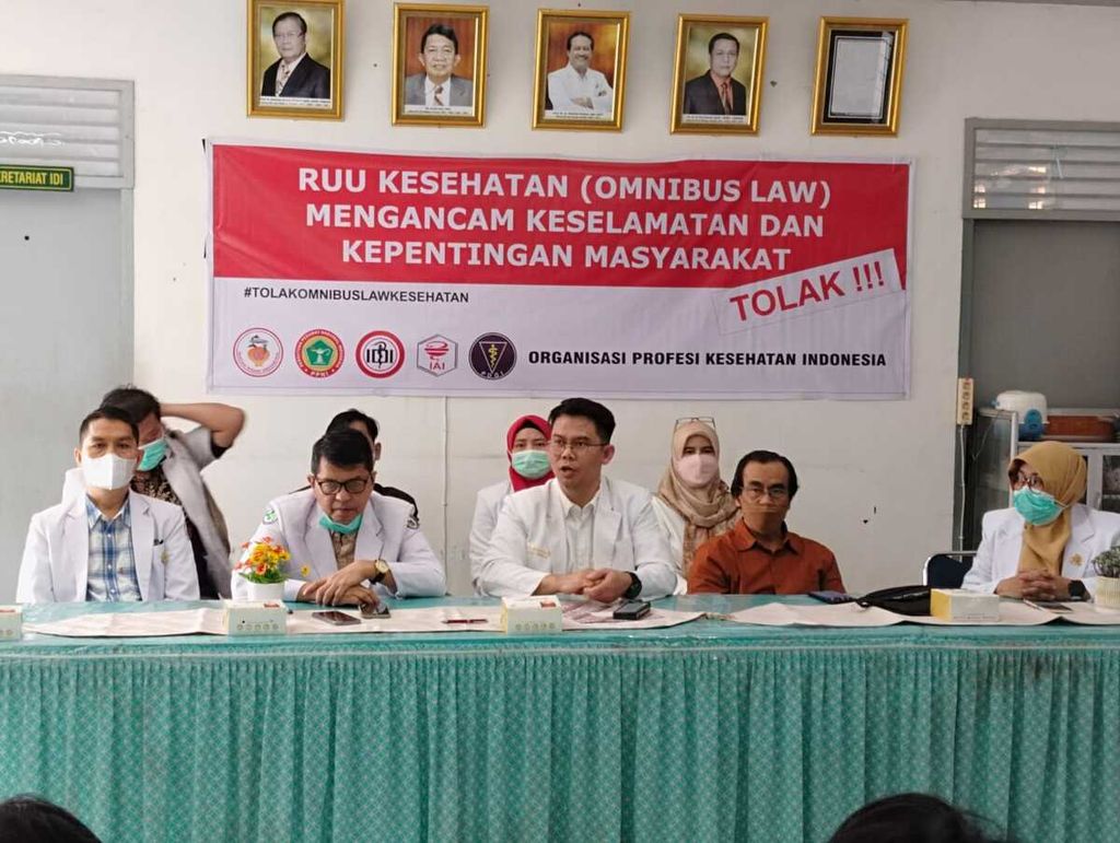 IDI Sumatera Barat dan sejumlah IDI cabang menyampaikan pernyataan sikap menolak RUU Kesehatan Omnibus Law di Kota Padang, Sumbar, akhir November 2022. 