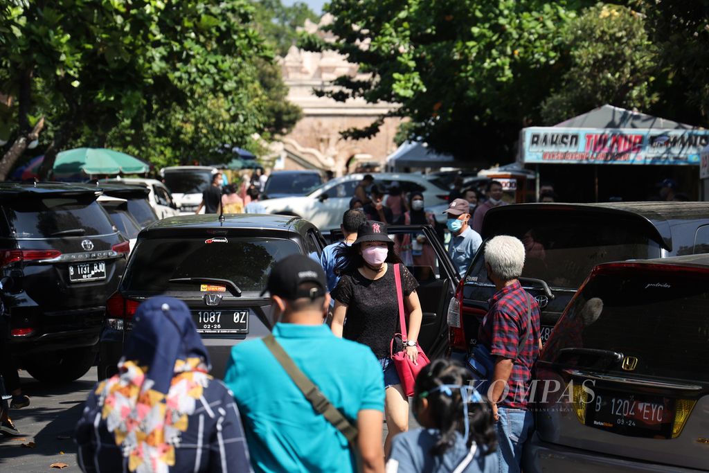 Mobil dengan plat nomor dari luar daerah memadati area parkir obyek wisata Tamansari, Yogyakarta, Selasa (3/5/2022). 