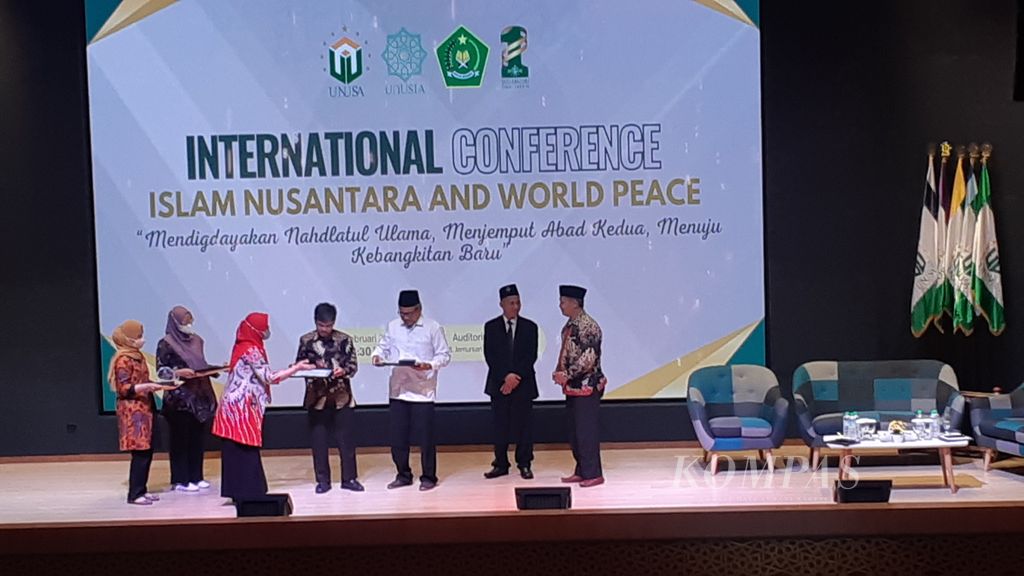 Suasana Konferensi Internasional Islam Nusantara dan Perdamaian Dunia, Minggu (5/2/2023), di Universitas Nahdlatul Ulama Surabaya (Unusa). Seminar hasil kerja sama dengan Universitas Nahdlatul Ulama Indonesia (Unusia) itu digelar sebagai rangkaian kegiatan menyambut Resepsi Satu Abad NU pada 7 Februari 2023 di Sidoarjo.