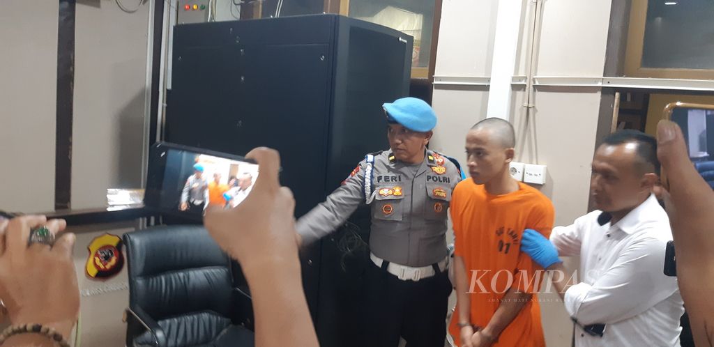 Polisi membawa tersangka berinisial MM (20), yang mengenakan baju oranye, di Markas Kepolisian Resor Kota Cirebon, Jawa Barat, Senin (22/1/2024) sore. Pembunuhan terhadap OP itu diduga kuat dilakukan oleh tersangka MM yang merupakan suami korban.