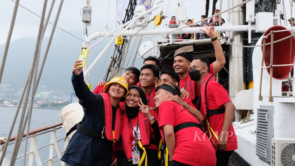Sebagian Laskar Rempah berfoto saat berlayar dari Ternate ke Tidore, Maluku Utara dengan Kapal RI (KRI) Dewaruci pada Rabu (15/6/2022). Mereka berlayar dalam rangka Muhibah Budaya Jalur Rempah.