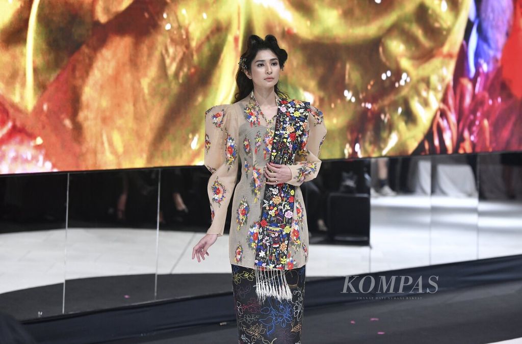 Model membawakan koleksi busana dalam Mel Ahyar Annual Show 2023 yang mengusung tema Kultulibrasi di City Hall PIM 3, Jakarta, Kamis (10/8/2023). 