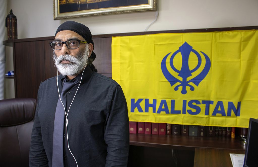 Tokoh Sikh Amerika Serikat sekaligus pengampanye pembentukan negara Khalistan, Gurpatwant Singh Pannun, di kantornya di New York, Rabu (29/11/2023). Jaksa AS menyebut Pannun menjadi sasaran pembunuhan agen India. New Delhi menyangkal tudingan itu, 