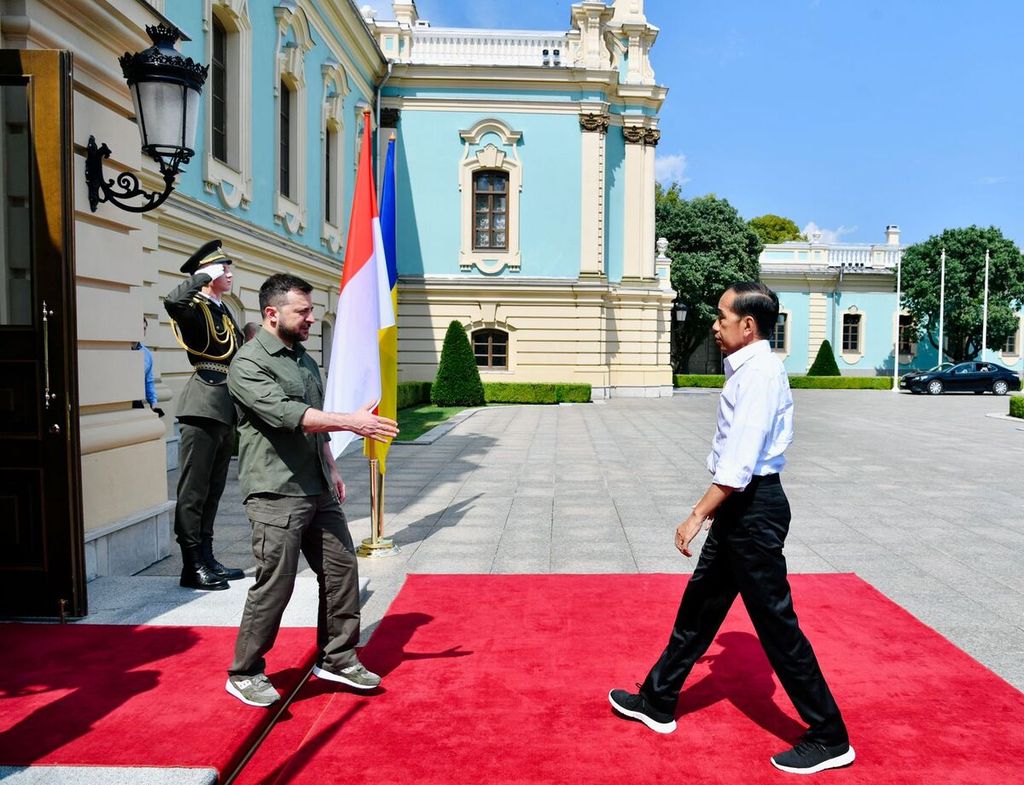 Presiden Joko Widodo disambut Presiden Ukraina Volodymyr Zelenskyy di Istana Maryinsky, Ukraina, Rabu (29/6/2022).