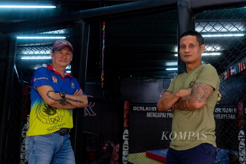 Yakop Sutjipto (53) dan Alwi Alhabsy (40) berpose di tempat latihan Batam Fighting Club, Kota Batam, Kepulauan Riau, Selasa (25/10/2022).