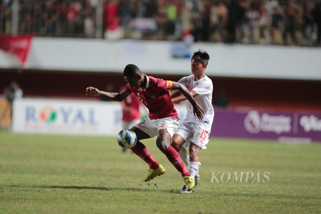 Kapten timnas Indonesia U-16 M. Iqbal Gwijangge mengontrol bola saat melawan tim Myanmar U-16 di babak semifinal Piala AFF U-16 di Stadion Maguwoharjo, Sleman, DI Yogyakarta, Rabu (10/8/2022). 