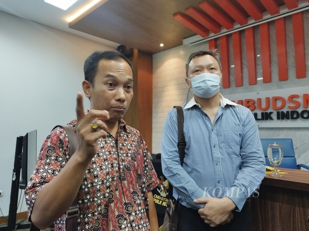 Rocky Nainggolan (kiri) mendampingi kliennya, Sugiarto Hadi (kanan), yang hadir dalam konferensi pers Ombudsman RI terkait Malaadministrasi Bappebti dalam Penyelesaian Kerugian Masyarakat akibat Kecurangan Perusahaan Pialang dan Pedagang dalam Perdagangan Berjangka Komoditi, Jumat (6/10/2023), di Jakarta.