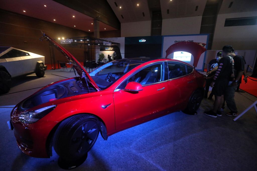 Pengunjung melihat tampilan mobil listrik Tesla yang didatangkan oleh importir umum Prestige Motor saat pameran otomotif Indonesia International Motor Show (IIMS) Hybrid di JIExpo Kemayoran, Jakarta, Minggu (18/4/2021).