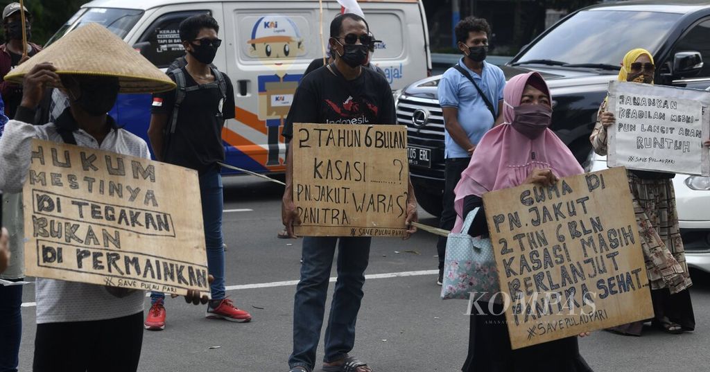 Sejumlah warga Pulau Pari menggelar aksi di depan Pengadilan Negeri Jakarta Utara, Jakarta, Rabu (31/3/2021). 