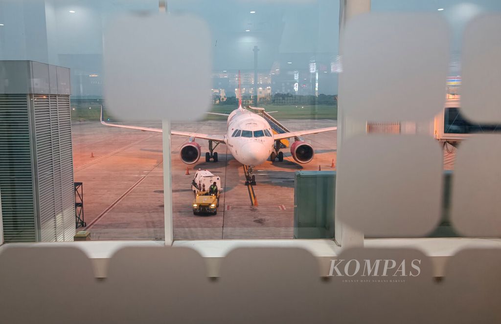 Petugas memindahkan barang penumpang ke dalam bagasi sebuah pesawat di Bandara Internasional Ahmad Yani, Kota Semarang, Jawa Tengah, Selasa (20/6/2023).