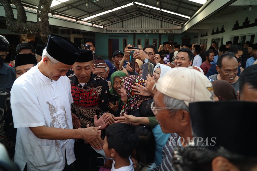 Calon presiden nomor urut 3 Ganjar Pranowo mengunjungi Pondok Pesantren Al Mashum, Sidoagung, Tempuran, Magelang, Jawa Tengah, Minggu (17/12/2023).