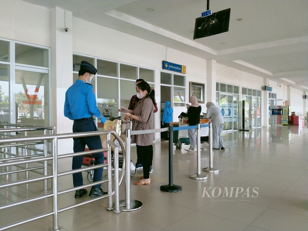 Petugas Bandara Radin Inten II, Lampung Selatan, mengecek kelengkapan dokumen calon penumpang pesawat, Selasa (19/4/2022). Seiring penurunan kasus Covid-19 yang signifikan, mobilitas orang, termasuk yang menggunakan jasa pesawat udara, meningkat. 