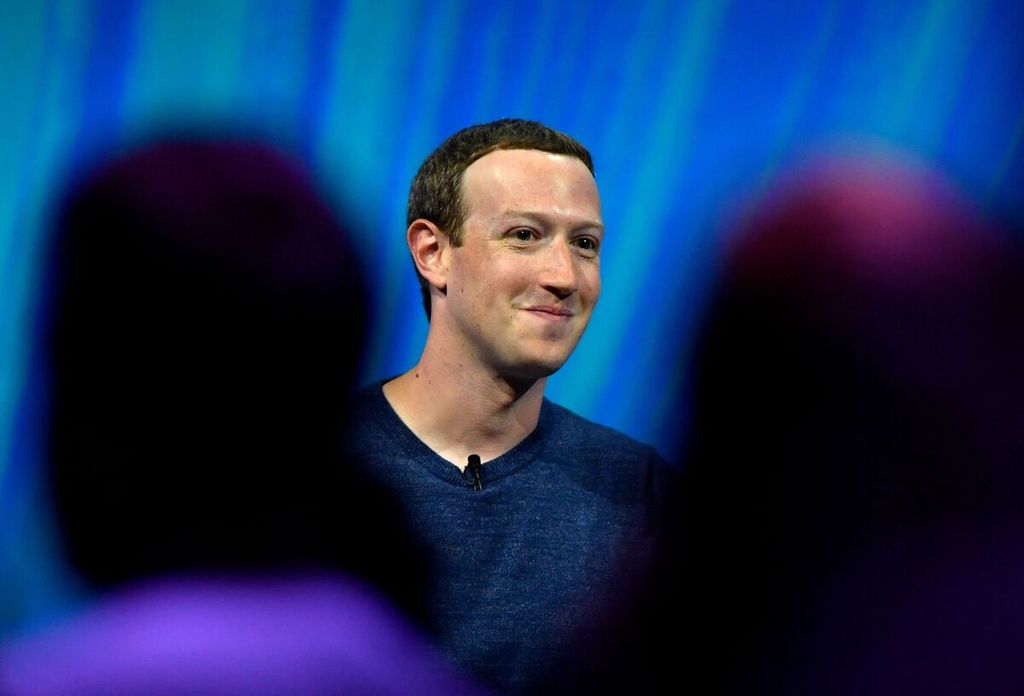 Pendiri Facebook, Mark Zuckerberg, tersenyum saat berbicara dalam forum pameran perdagangan The VivaTech (Viva Technology) di Paris, Perancis, 28 Mei 2008.