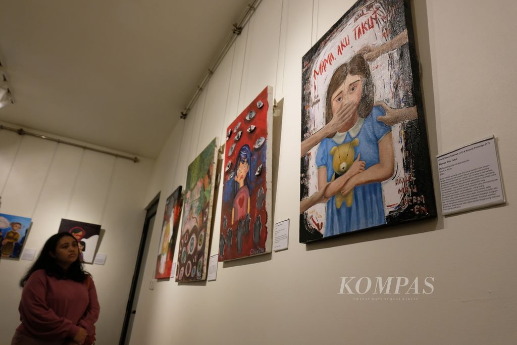 Suasana pameran seni Speak Up di NEHA Hub, Jakarta Selatan, Sabtu (22/7/2023). Pameran ini menampilkan 55 karya seni anak-anak berusia 12-17 tahun yang merespons kekerasan seksual.