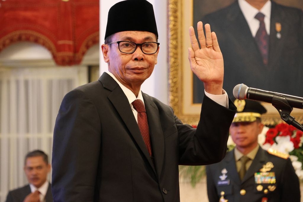 Nawawi Pomolango mengucapkan sumpah sebagai Ketua KPK sementara di hadapan Presiden Joko Widodo di Istana Negara, Jakarta, Senin (27/11/2023). Nawawi menggantikan Firli Bahuri yang tersandung kasus dugaan pemerasan dan korupsi.