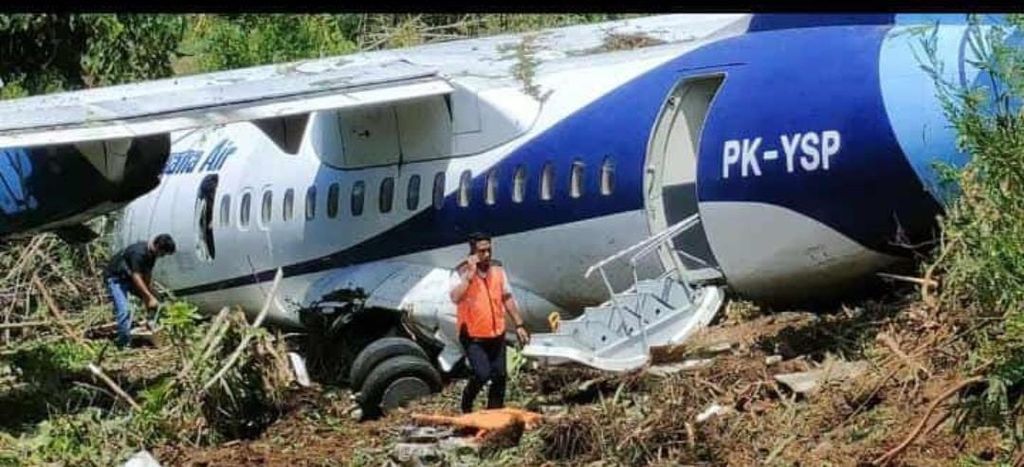 Pesawat Trigana Air jenis ATR 42-500 tergelincir di Bandara Stevanus Rumbewas, Distrik Kosiwo, Kabupaten Kepulauan Yapen, Papua, Senin (9/9/2024).