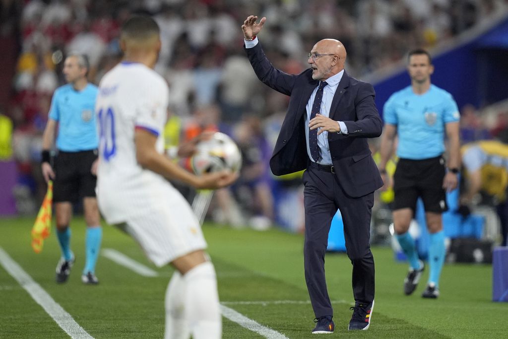 Pelatih Spanyol Luis de la Fuente memberikan arahan saat pertandingan semifinal antara Spanyol dan Perancis pada turnamen sepak bola Euro 2024 di Muenchen, Jerman, Rabu (10/7/2024) dini hari WIB. Spanyol menang atas Perancis, 2-1.