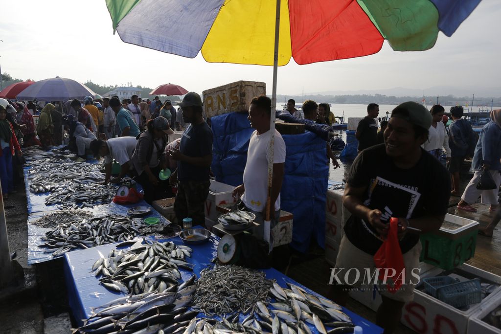 Pedagang menunggu pembeli di pasar ikan di kawasan dermaga pendaratan ikan Kota Kendari, Sulawesi Tenggara, Selasa (9/1/2024). Saat musim ikan seperti ini, harga ikan tongkol bisa turun separuhnya menjadi Rp 10.000 per kilogram.