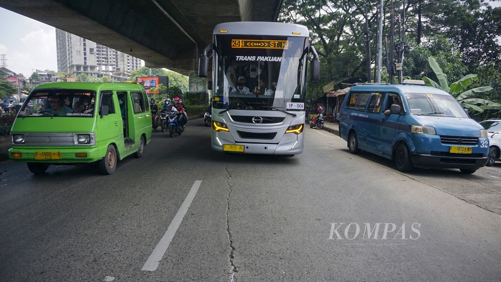 BisKita Trans Pakuan melewati sejumlah angkutan kota saat mulai beroperasi dan melintas di Jalan Sholeh Iskandar, Kota Bogor, Jawa Barat, Selasa (2/11/2021). 