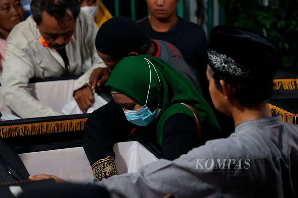 Kerabat melihat jenazah korban kecelakaan bus wisata sebelum dimakamkan di Kelurahan Manyaran, Kota Semarang, Jawa Tengah, Minggu (4/12/2022).