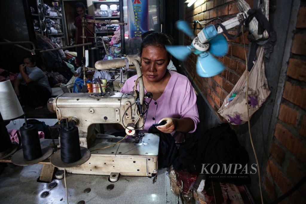 Pekerja menjahit bagian celana <i>legging</i> di usaha mikro, kecil, dan menengah (UMKM) di kawasan Tugu Utara, Jakarta Utara, Senin (15/1/2024). 