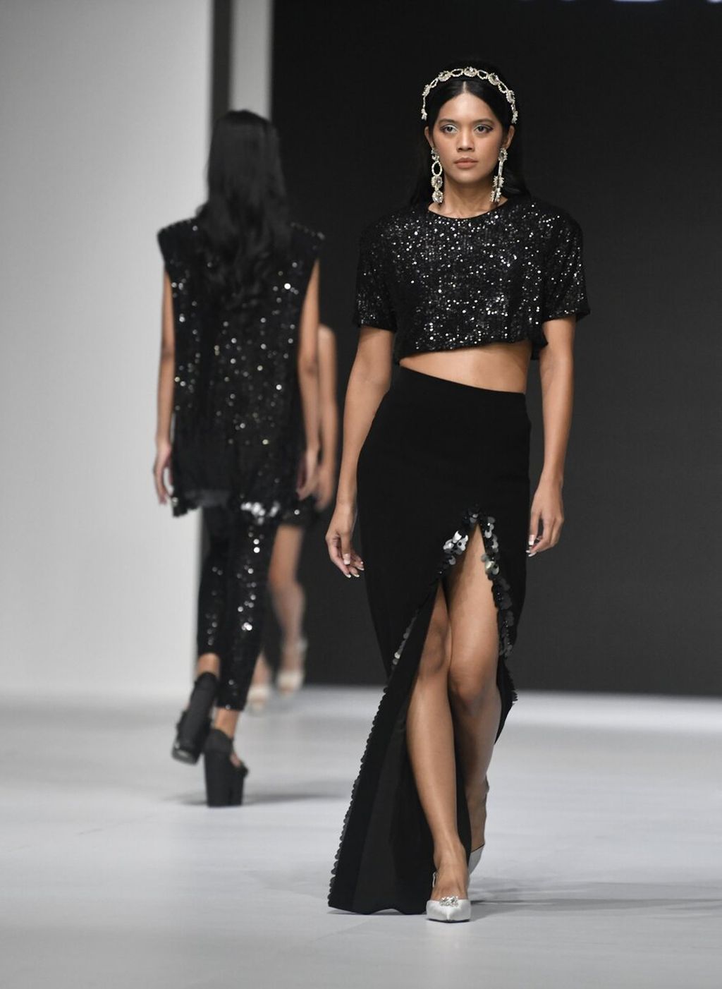 Model membawakan busana kreasi Aidan & Ice pada segmen Dewi Fashion Knight 'Fashion Mutation' dalam Jakarta Fashion Week (JFW) 2023 di City Hall Pondok Indah Mall 3, Jakarta, Sabtu (29/10/2022). 