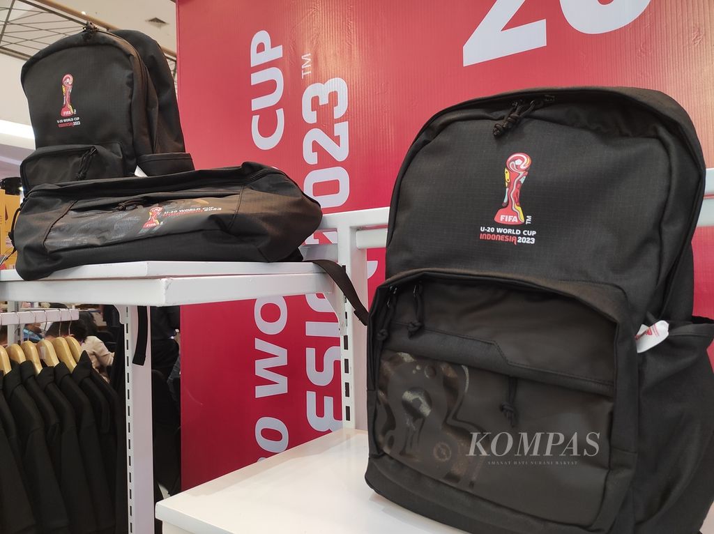 Tas, salah satu produk <i>merchandise </i>Piala Dunia U-20 2023, dijual di gerai Juaraga yang berada di Mal FX Senayan, Jakarta, Rabu (8/3/2023). Harga produk <i>merchandise </i>mulai dari Rp 74.900 hingga Rp 899.900.