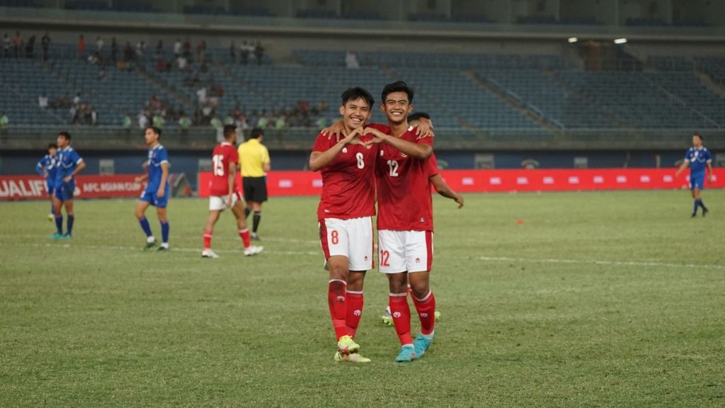 Witan Sulaeman (kiri) dan Pratama Arhan (kanan) membentuk simbol cinta dalam perayaan gol keenam Indonesia yang dicetak Witan ke gawang Nepal pada laga kualifikasi Piala Asia 2023, Rabu (15/6/2022) dini hari WIB, di Stadion Internasional Jaber Al-Ahmad, Kuwait City. Witan mencetak dua gol pada laga tersebut.