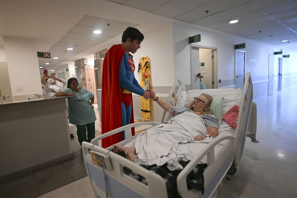 Leonardo Muylaert, dikenal sebagai Superman Brasil, menyapa pasien yang akan menjalani operasi bedah di rumah sakit di Rio de Janeiro, 18 Maret 2024.  