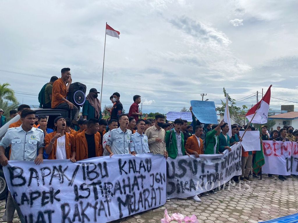 Mahasiswa melakukan aksi unjuk rasa di depan kantor Dinas Kelautan dan Perikanan Aceh, Senin (12/12/2022). Mereka mendesak pemerintah mempertanggungjawabkan penggunaan dana hibah Rp 196 miliar.