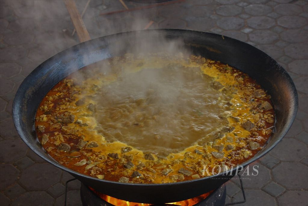 Beulangong soup is ready to be served in Ateuk Munjeng Village, Baiturrahman District, Banda Aceh City, Aceh Province, on Saturday (15/4/2023). Beulangong soup has a unique flavor that is often associated with the use of cannabis.