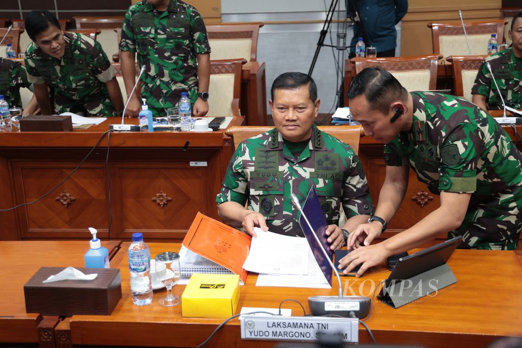 Calon panglima TNI Laksamana Yudo Margono saat mengikuti uji kelayakan dan kepatutan di hadapan Komisi I DPR di Kompleks Parlemen, Senayan, Jakarta, Jumat (2/12/2022). 