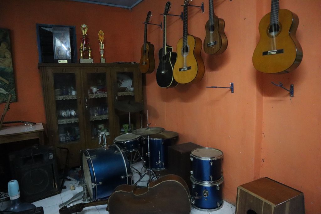 Sejumlah instrumen yang ada di ruang tengah Sanggar Seni Notoyudan, Pringgokusuman, Gedong Tengen, Kota Yogyakarta, Jumat (29/4/2022) malam.