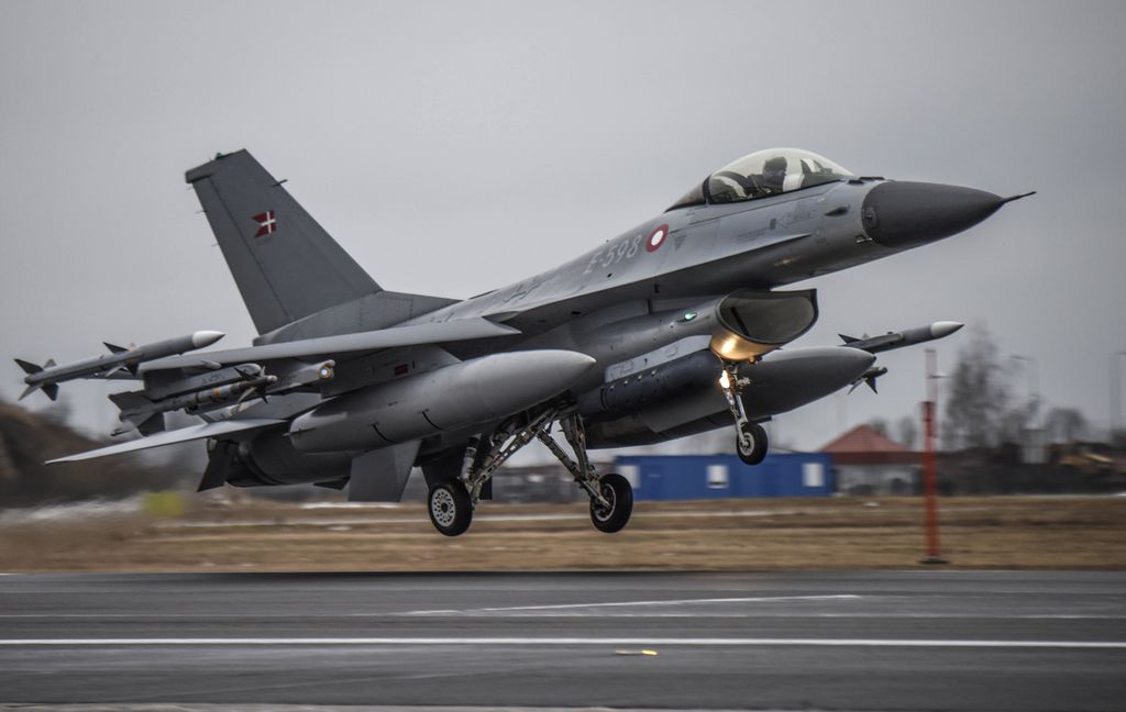 Jet tempur F-16 Fighting Falcon milik Angkatan Udara Denmark mendarat di Pangkalan Udara Siauliai, Lituania, yang berbatasan dengan Rusia, 27 Januari 2022. Denmark bersama Belanda, Norwegia, dan Kanada mengirimkan puluhan F-16 untuk digunakan Ukraina dalam perang melawan Rusia. 