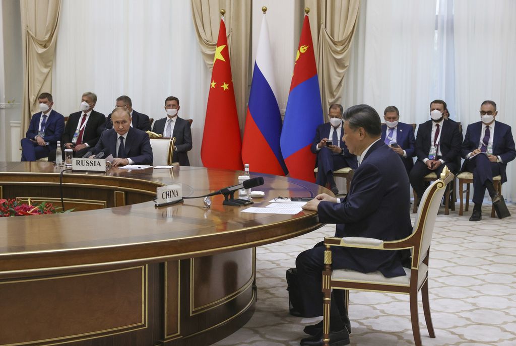 Presiden China Xi Jinping (kanan) dan Presiden Rusia Vladimir Putin menghadiri pertemuan trilateral dengan Presiden Mongolia Ukhnaa Khurelsukh (tidak terlihat) dalam pertemuan di sela-sela KTT Organisasi Kerja Sama Shanghai (SCO) di Samarkand, Uzbekistan, Kamis (15/9/2022). 