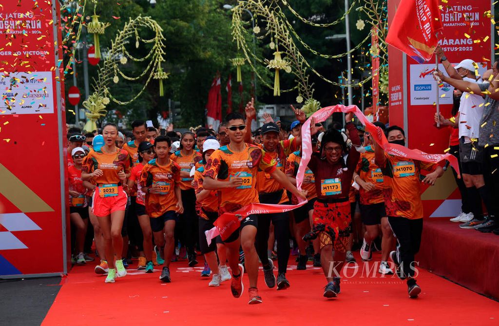 Sebanyak 1.000 peserta saat mengawali start untuk berlari sejauh 5 kilometer pada ajang Bank Jateng Friendship Run di Lawang Sewu, Kota Semarang, Jawa Tengah, Minggu (21/8/2022). Mereka menjadi bagian dari kemeriahan olahraga lari sekaligus mempromosikan wisata dan UMKM. 