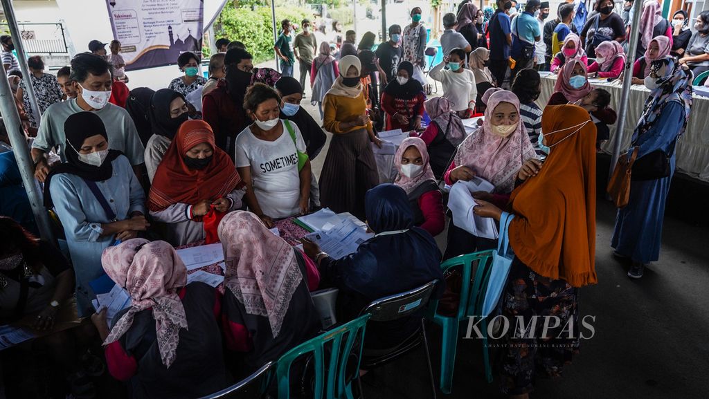 Suasana pencairan bantuan langsung minyak goreng bagi warga Kelurahan Bondongan yang digelar di Kompleks Kehutanan Gang Aut, Kecamatan Bogor Selatan, Kota Bogor, Jawa Barat, Senin (18/4/2022). 