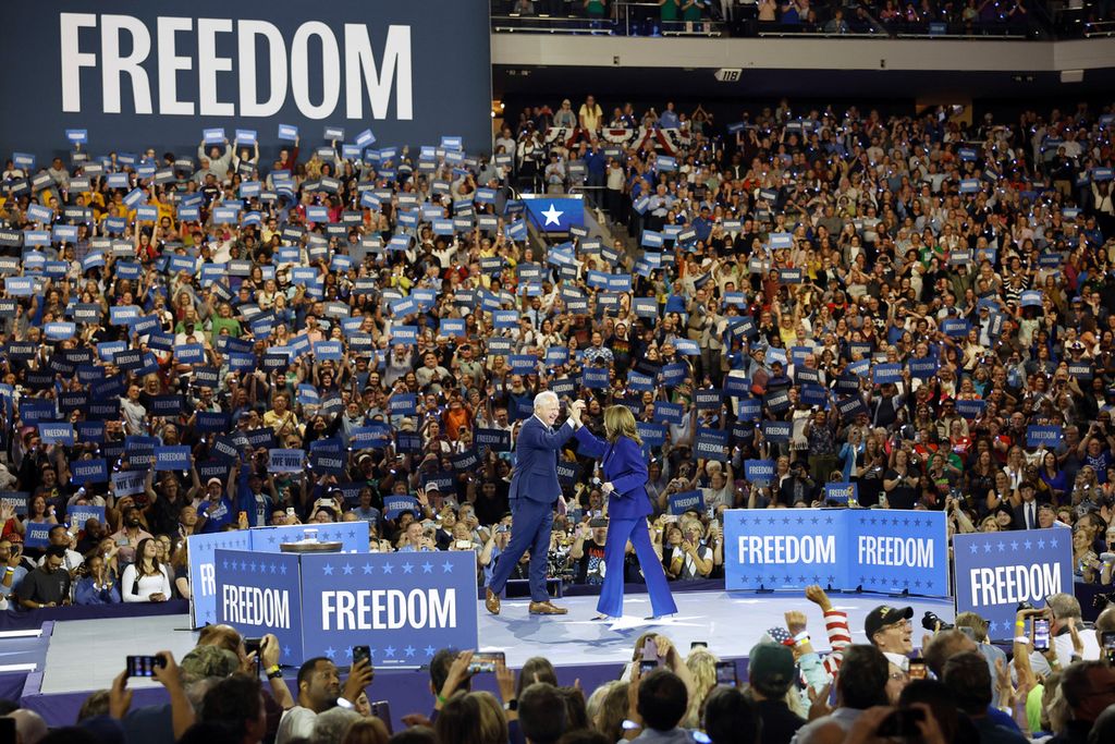 Calon presiden dari Partai Demokrat, Wakil Presiden Kamala Harris, dan pasangannya, Gubernur Minnesota Tim Walz, tampil di Fiserv Forum saat kampanye di Milwaukee, Selasa (20/8/2024). 