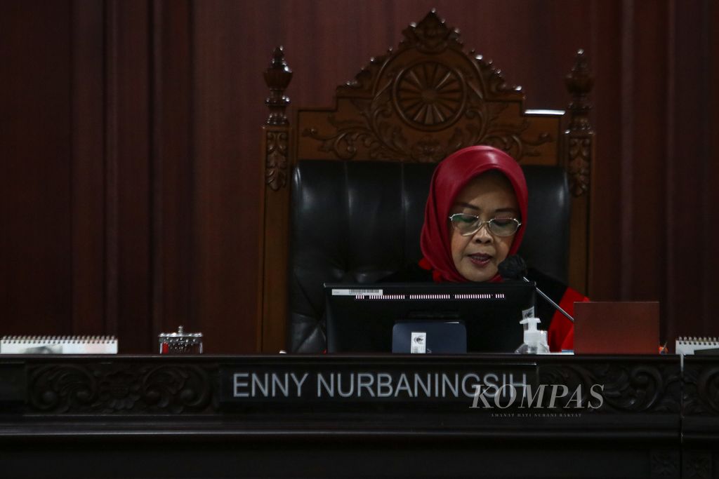 Hakim Konstitusi Enny Nurbaningsih membacakan putusan di Gedung Mahkamah Konstitusi (MK), Jakarta, Rabu (30/11/2022). 