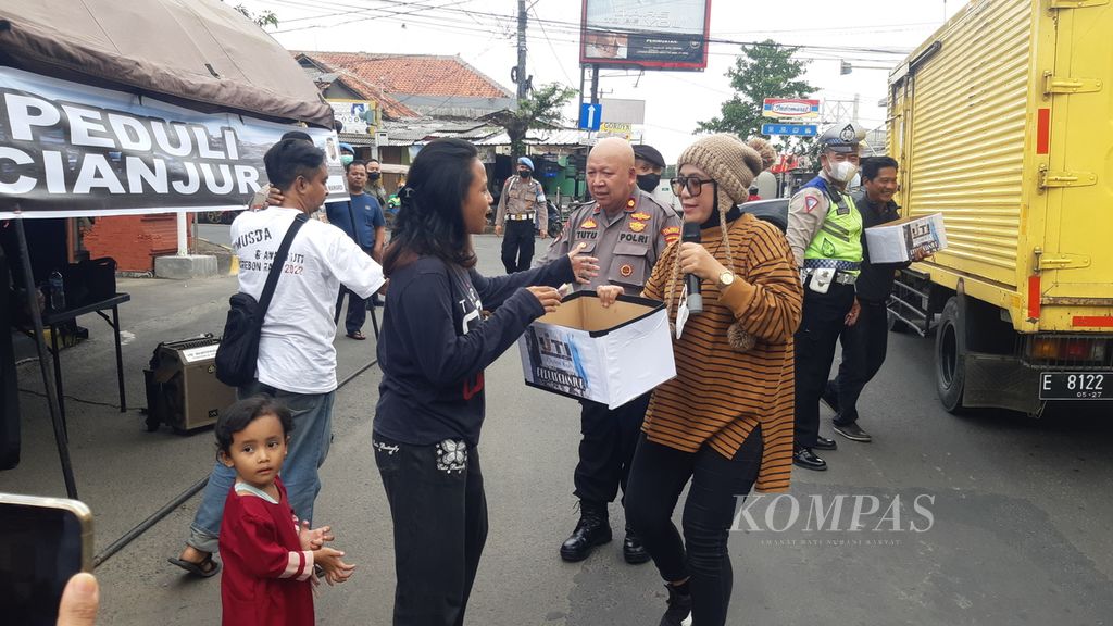 Warga menyumbang dalam aksi penggalangan dana untuk korban gempa Cianjur, di depan Markas Polresta Cirebon, Jawa Barat, Rabu (23/11/2022). Kegiatan itu menghadirkan Diana Sastra (kanan), artis gitar suling (tarling) dangdut.